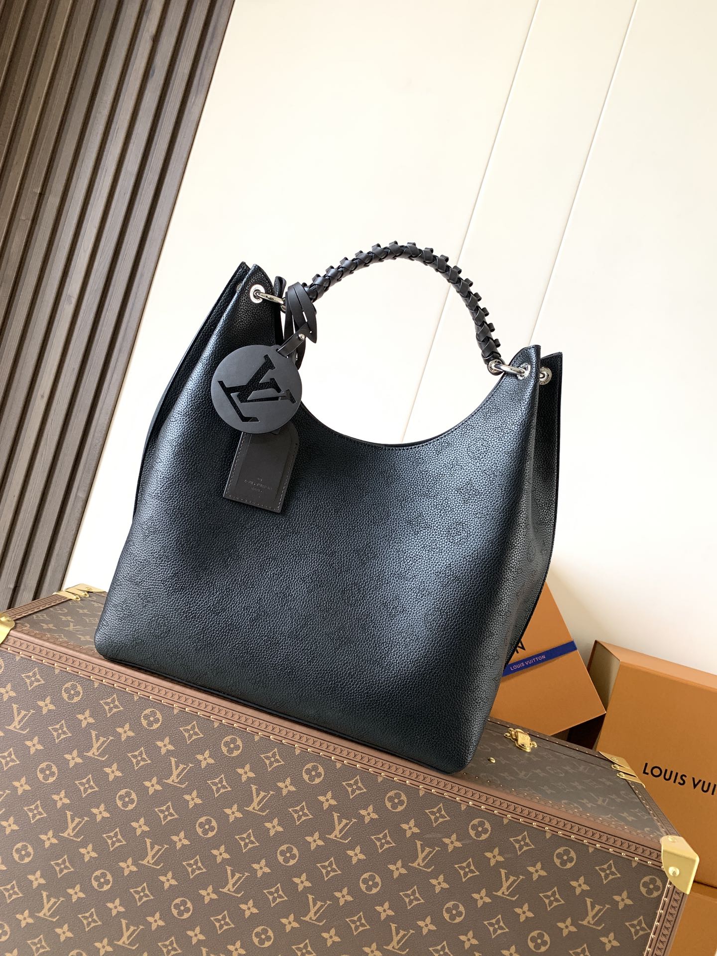 Louis Vuitton LV Classic Handbag Premium Canvas Model M26285 Zip Closure Business Casual Fashion Bag